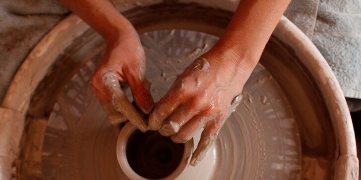 Užijte si kreativní odpočinek: modelování výrobku z keramiky i zdobení