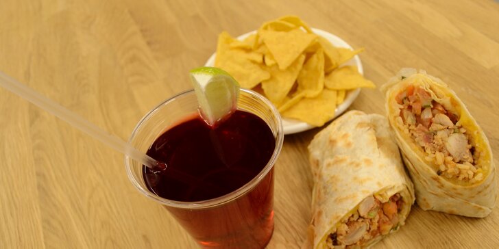 Menu v Burrito Loco: kuřecí quesarito, tortilla chipsy a nápoj aqua fresca