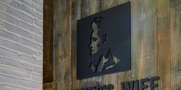 Pánský střih, holení i masáž hlavy a hlt whisky v nové pobočce Barber's Wife