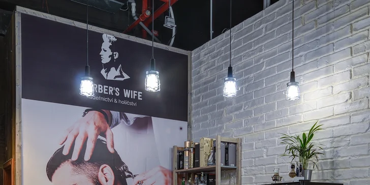 Pánský střih, holení i masáž hlavy a hlt whisky v nové pobočce Barber's Wife