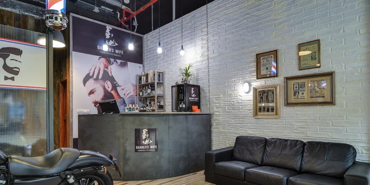 Pánský střih, holení i masáž hlavy a hlt whisky v nové pobočce Barber's Wife