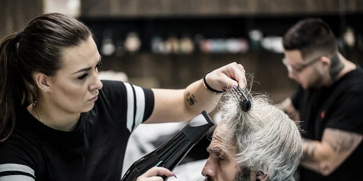 Pánský střih, holení i masáž hlavy a hlt whisky v nové pobočce Barber's Wife