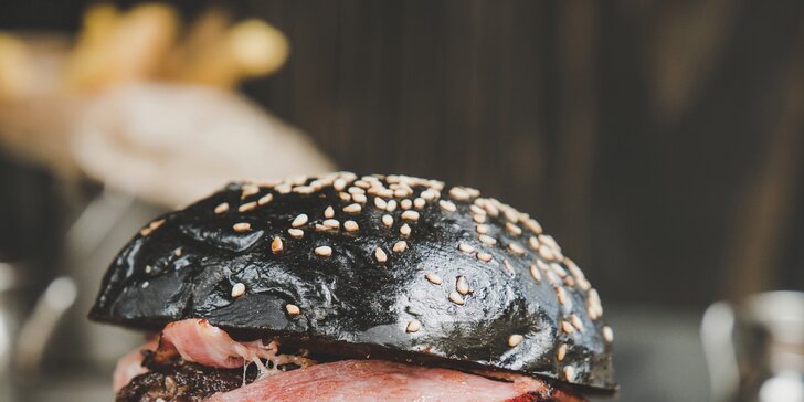3× miniburger u Šárky: kuřecí, houbový a black s hranolky, možnost rozvozu