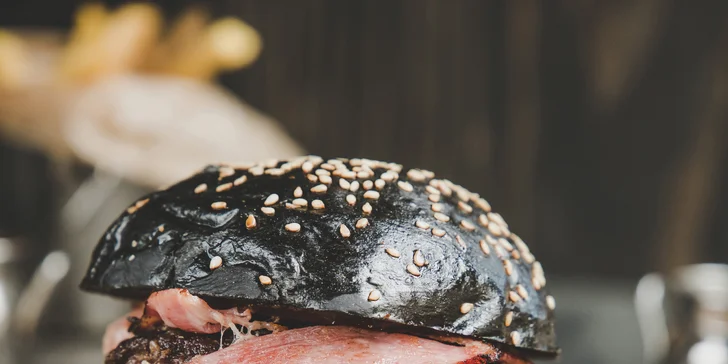 3× miniburger u Šárky: kuřecí, houbový a black burger s hranolky