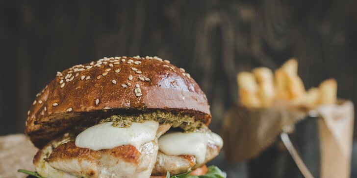 3× miniburger u Šárky: kuřecí, houbový a black burger s hranolky