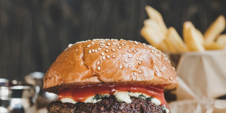 Hamburger podle výběru z 19 druhů i s hranolky nebo americkými brambory