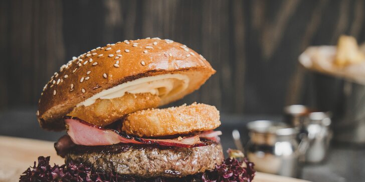 Na Smíchov na burger: výběr z 19 druhů i s hranolky nebo americkými brambory