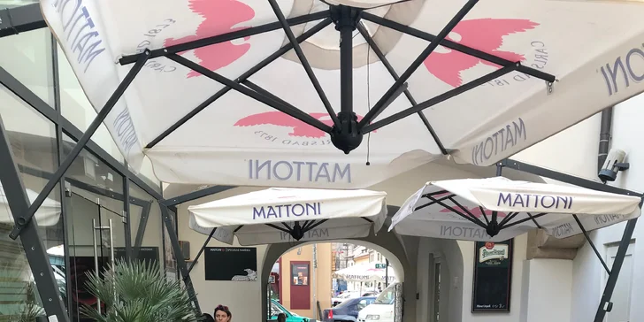 Aperol Spritz, víno nebo domácí limonáda a k tomu tapas nebo sýry