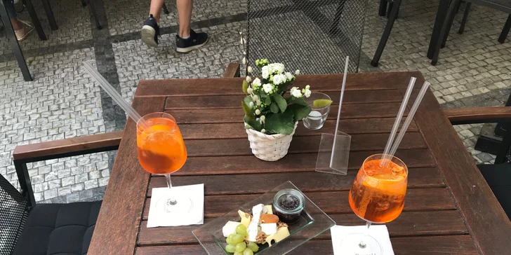 Aperol Spritz, víno nebo domácí limonáda a k tomu tapas nebo sýry