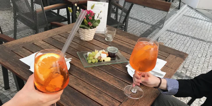 Aperol Spritz, víno nebo domácí limonáda a k tomu tapas nebo sýry