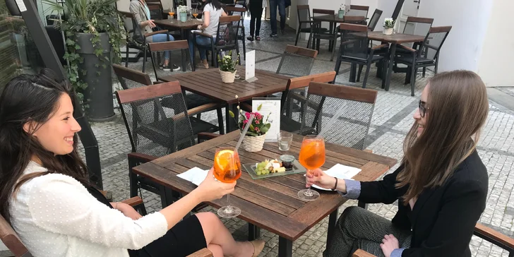 Aperol Spritz, víno nebo domácí limonáda a k tomu tapas nebo sýry