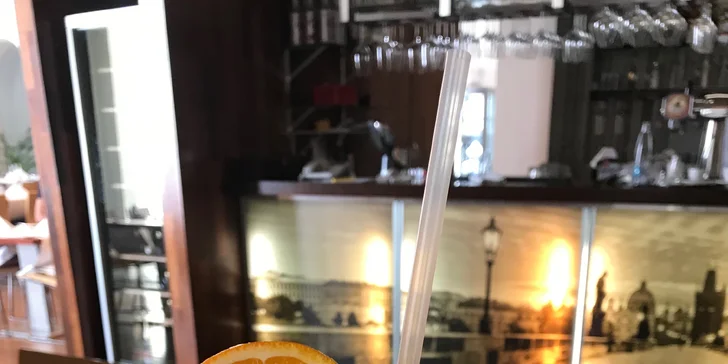 Aperol Spritz, víno nebo domácí limonáda a k tomu tapas nebo sýry