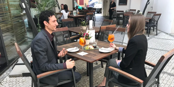 Aperol Spritz, víno nebo domácí limonáda a k tomu tapas nebo sýry