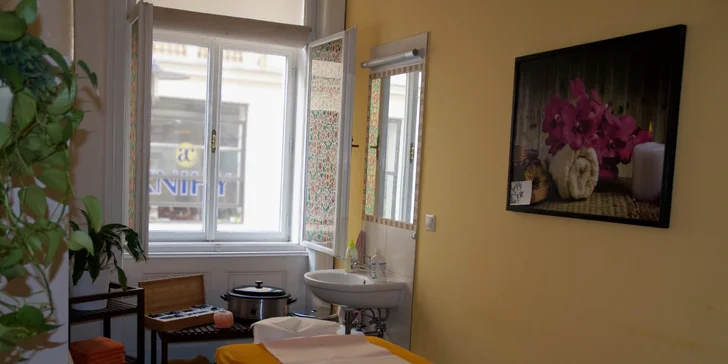 Masáže: reflexní masáž chodidel, havajská Lomi Lomi nebo ruční lymfatická