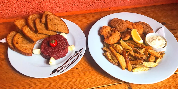 Plný talíř masa: 300 g vepřových a kuřecích řízečků, 200 g tataráku i přílohy
