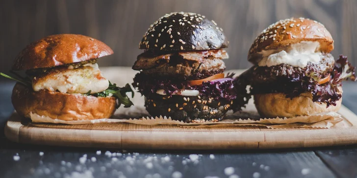 3× miniburger u Šárky: kuřecí, houbový a black burger s hranolky