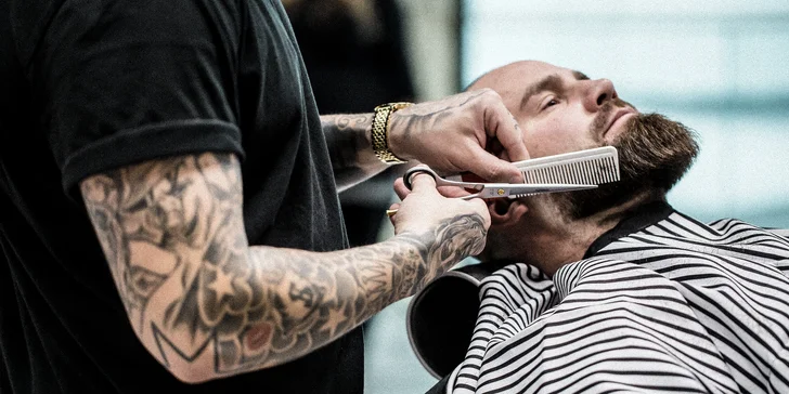 Pánský střih, holení i masáž hlavy a hlt whisky v nové pobočce Barber's Wife