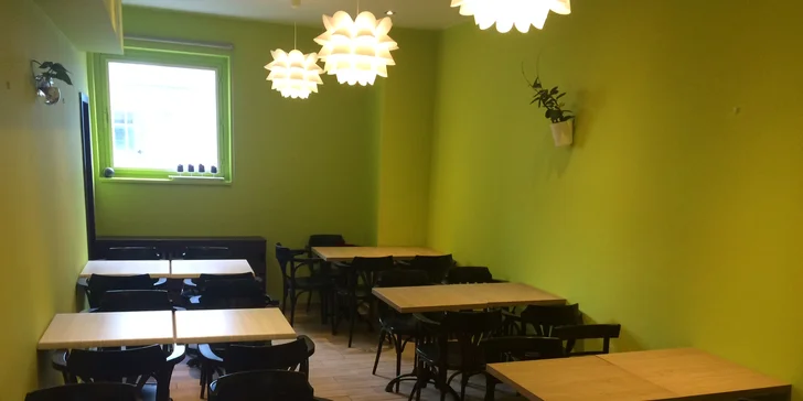 Kyblík plný kuřecích pochoutek a hranolky: Na místě i s sebou do parku