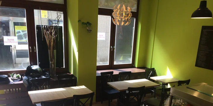 Kyblík plný kuřecích pochoutek a hranolky: Na místě i s sebou do parku