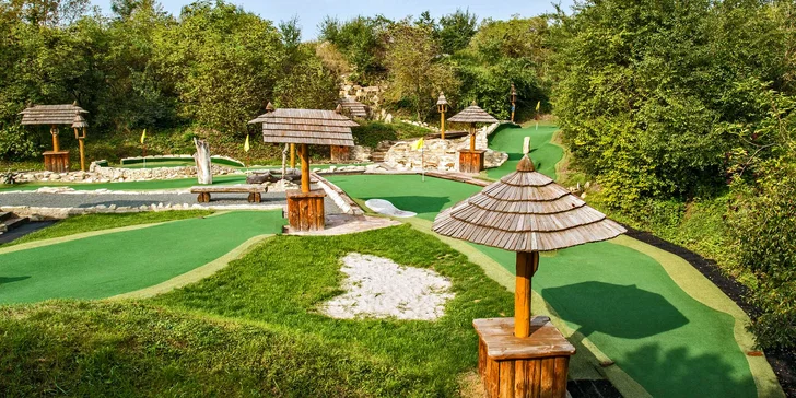 Minigolf kousek od Prahy: 80 minut zábavy pro 2 dospělé i rodiny s dětmi
