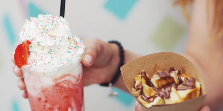 Kousky vafle ve skořicovém cukru, nutella a zmrzlinový milkshake ve Waf-Waf