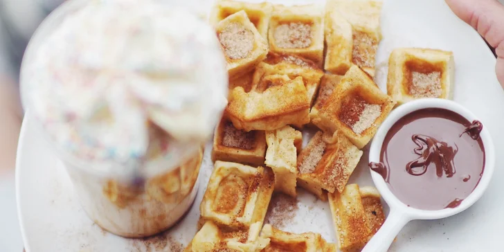 Kousky vafle ve skořicovém cukru, nutella a zmrzlinový milkshake ve Waf-Waf