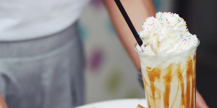 Kousky vafle ve skořicovém cukru, nutella a zmrzlinový milkshake ve Waf-Waf