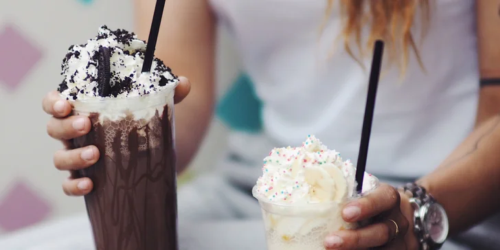 Kousky vafle ve skořicovém cukru, nutella a zmrzlinový milkshake ve Waf-Waf