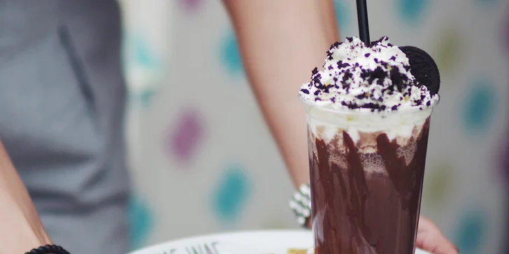 Kousky vafle ve skořicovém cukru, nutella a zmrzlinový milkshake ve Waf-Waf