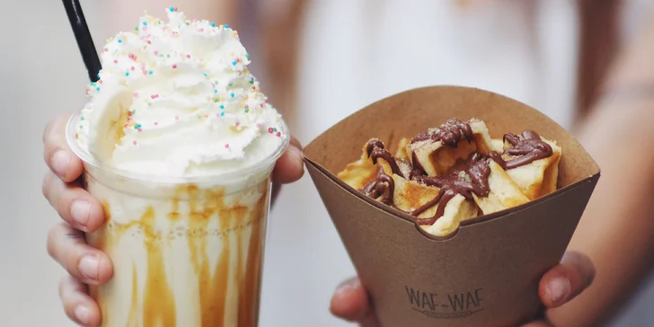 Kousky vafle ve skořicovém cukru, nutella a zmrzlinový milkshake ve Waf-Waf