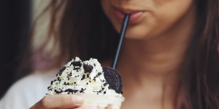 Kousky vafle ve skořicovém cukru, nutella a zmrzlinový milkshake ve Waf-Waf