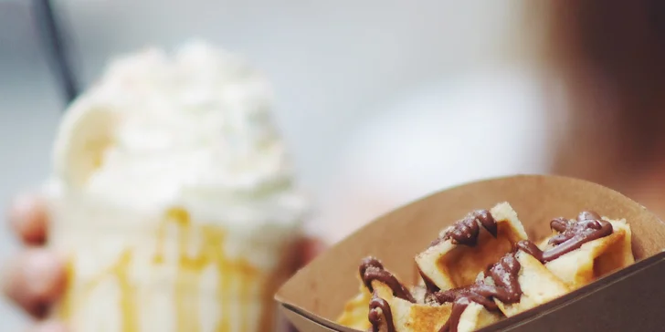 Kousky vafle ve skořicovém cukru, nutella a zmrzlinový milkshake ve Waf-Waf
