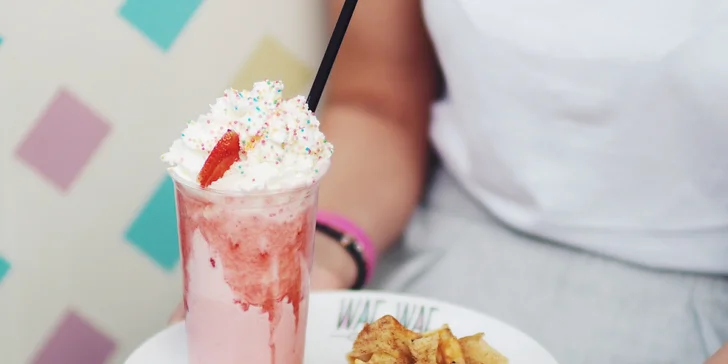 Kousky vafle ve skořicovém cukru, nutella a zmrzlinový milkshake ve Waf-Waf