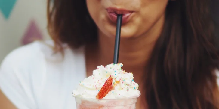 Kousky vafle ve skořicovém cukru, nutella a zmrzlinový milkshake ve Waf-Waf