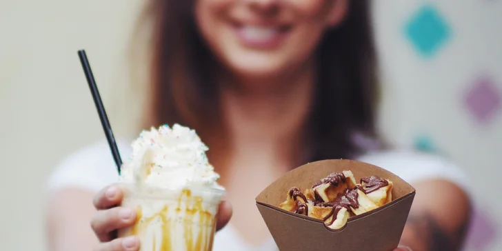 Kousky vafle ve skořicovém cukru, nutella a zmrzlinový milkshake ve Waf-Waf