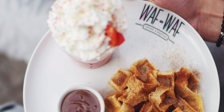 Kousky vafle ve skořicovém cukru, nutella a zmrzlinový milkshake ve Waf-Waf