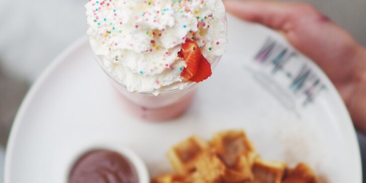 Kousky vafle ve skořicovém cukru, nutella a zmrzlinový milkshake ve Waf-Waf