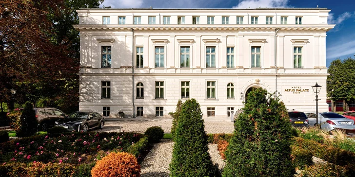 Hotel Altus Palace***** sídli v budove zrekonštruovaného kaštieľa hneď pri Staromestskom parku.