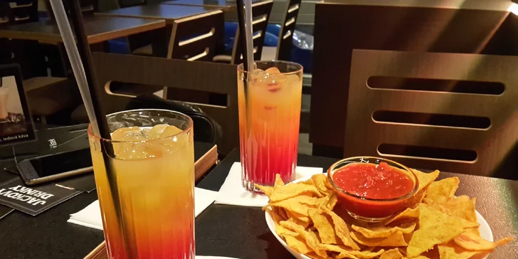 Drinky a dobroty pro 2: Tequila Sunrise s nachos nebo Piňa Colada a mandle