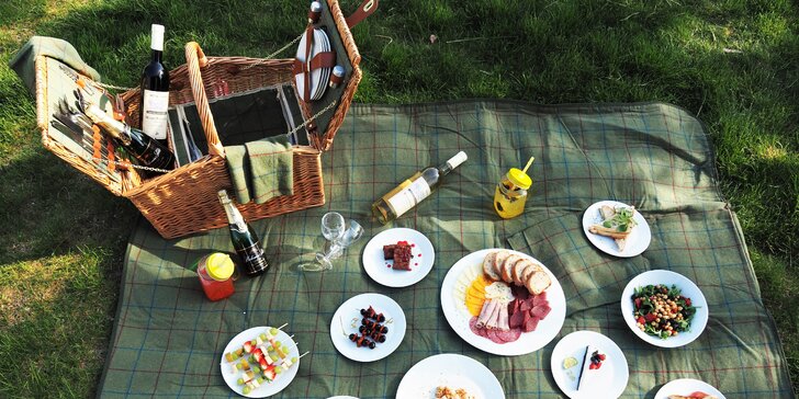 Piknik s výhledem na jezero: koš plný dobrot, případně i láhev vína
