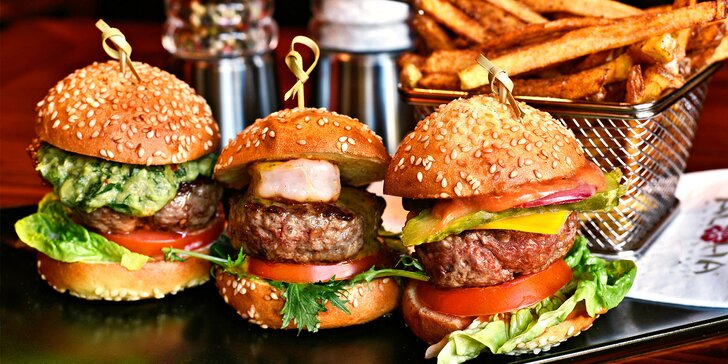 3 gurmánské miniburgery s pepřovými domácími hranolky ve stylovém baru