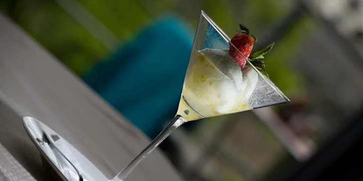 Tříchodové menu: sýrový koláč, vepřová kotleta nebo salát a jablečný sorbet