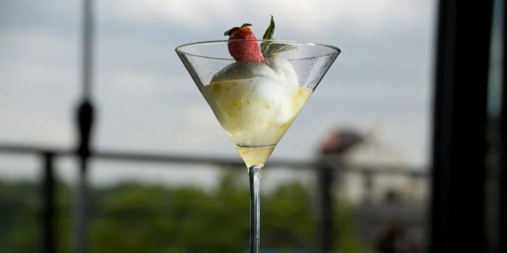 Tříchodové menu: sýrový koláč, vepřová kotleta nebo salát a jablečný sorbet