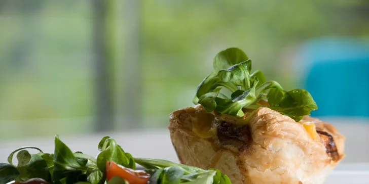 Tříchodové menu: sýrový koláč, vepřová kotleta nebo salát a jablečný sorbet