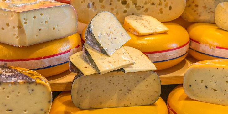 Různé druhy sýrů a další delikatesy