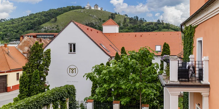Objevujte vinné sklípky, prohlédněte si překrásný barokní zámek a projděte se na vrchol Svatého kopečku.