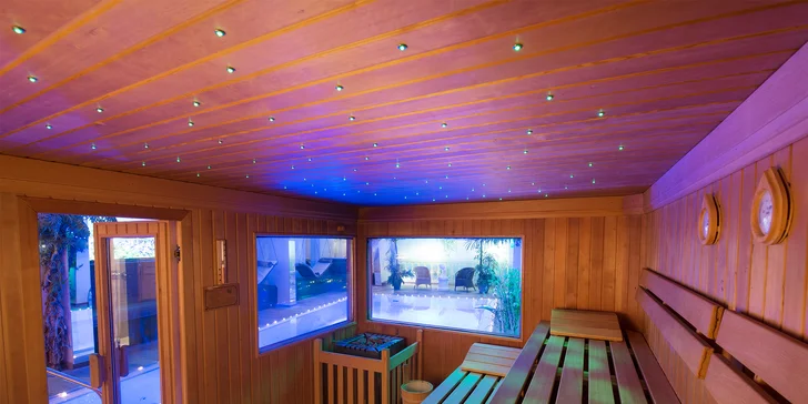Ve wellness najdete bazén s protiproudem, parní lázeň, několik saun, vířivku i relaxační místnost.