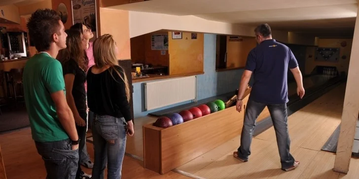 2 hodiny bowlingu včetně pizzy a nápojů