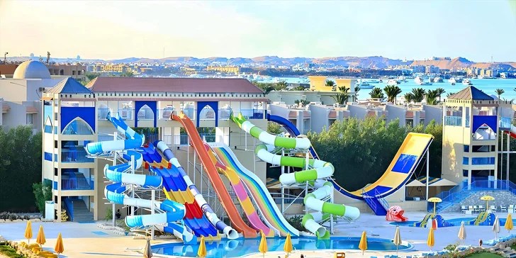 Hlavním lákadlem je obří aquapark se 30 skluzavkami pro děti i dospělé, kde zapomenete na čas.
