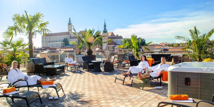 Luxusní srpnový relax v prosluněném Mikulově: wellness s bazénem na střeše